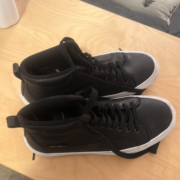 Eddie Bauer storm sneaker. - Picture 2 of 3